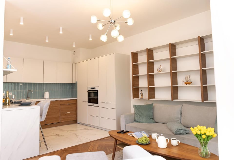 Kitchen or kitchenette, Living room, Seating area, Dining area, microwave