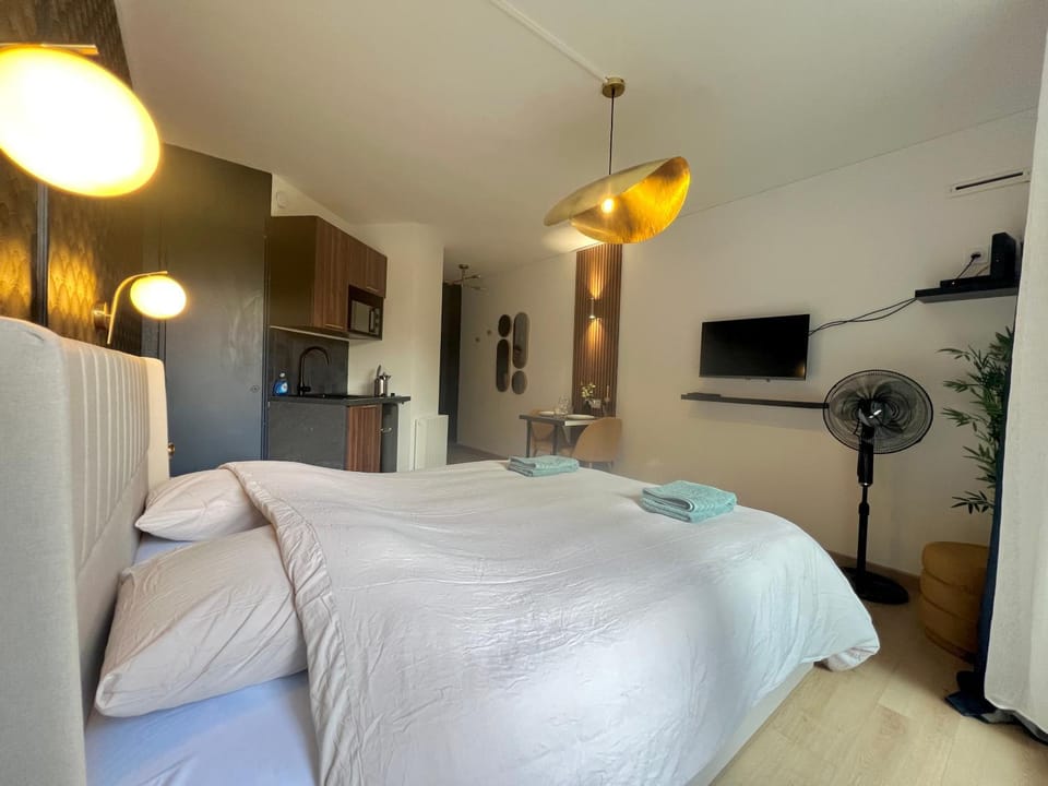 Bed, Photo of the whole room