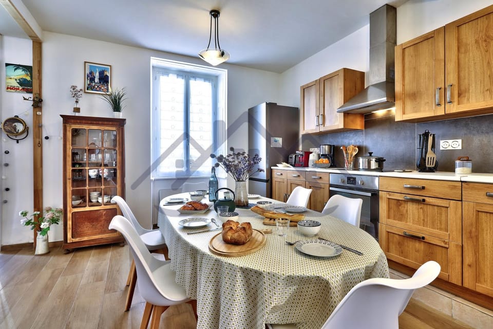 Kitchen or kitchenette, Dining area