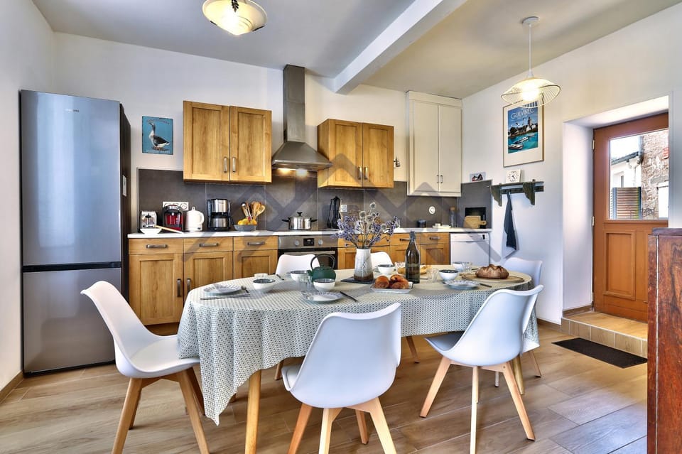 Coffee/tea facilities, Dining area, dishwasher, oven, pet friendly, stove, toaster