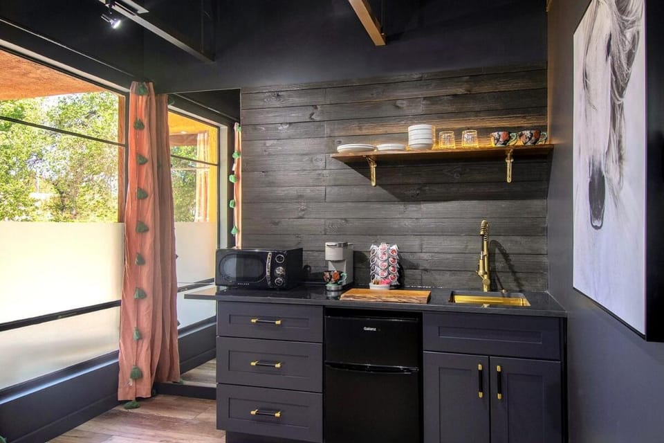 Coffee/tea facilities, Kitchen or kitchenette, microwave