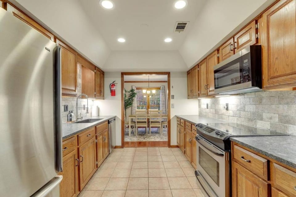 Luxury Townhome - 1 Mile to The Battery Atlanta House in Vinings