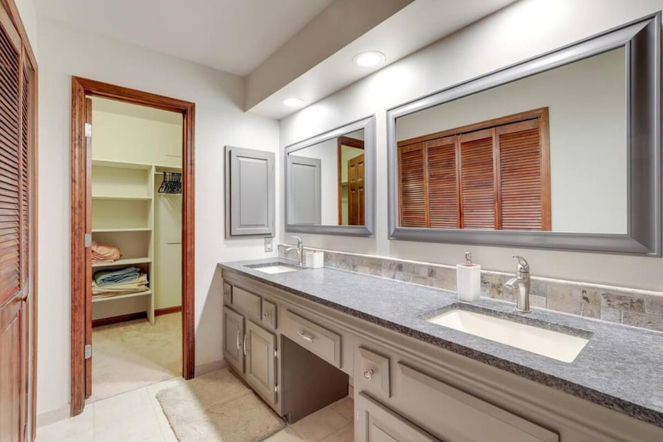 Luxury Townhome - 1 Mile to The Battery Atlanta House in Vinings