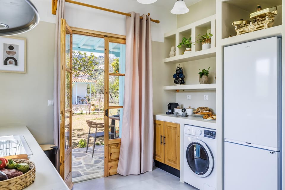 Kitchen or kitchenette, Dining area, Garden view, washing machine