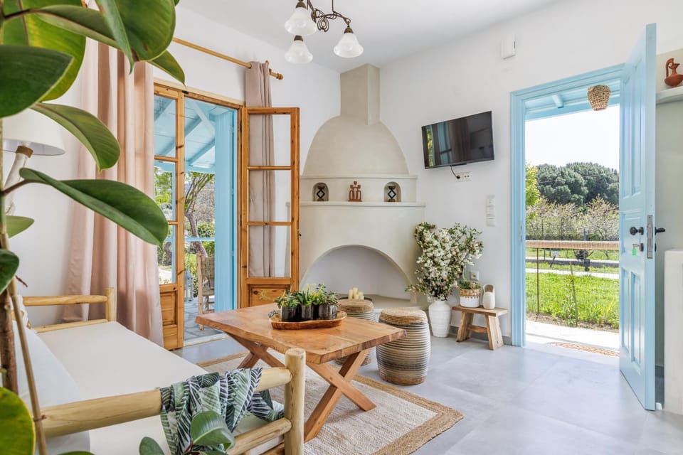 Communal lounge/ TV room, Living room, Seating area, Garden view