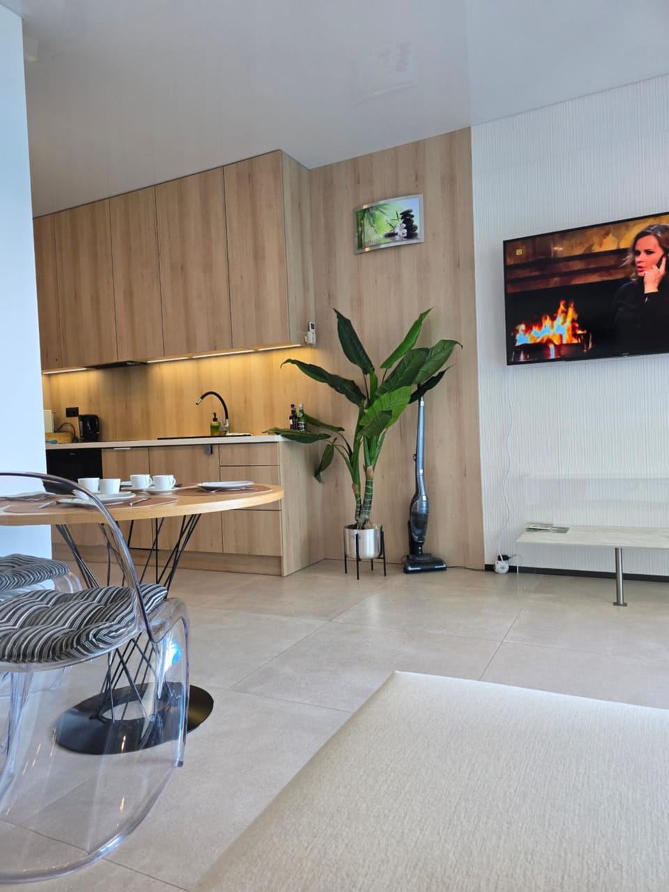 Living room, Seating area, Evening entertainment