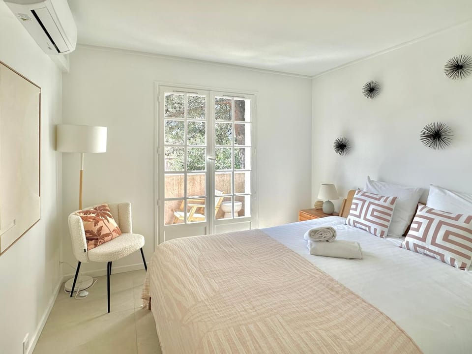 Bed, Photo of the whole room, Bedroom, towels, air conditioner