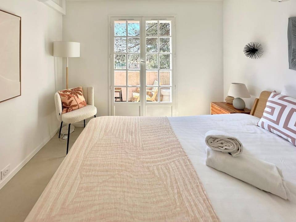 Bed, Photo of the whole room, Bedroom, towels