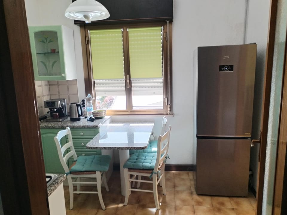 Coffee/tea facilities, Kitchen or kitchenette, stove