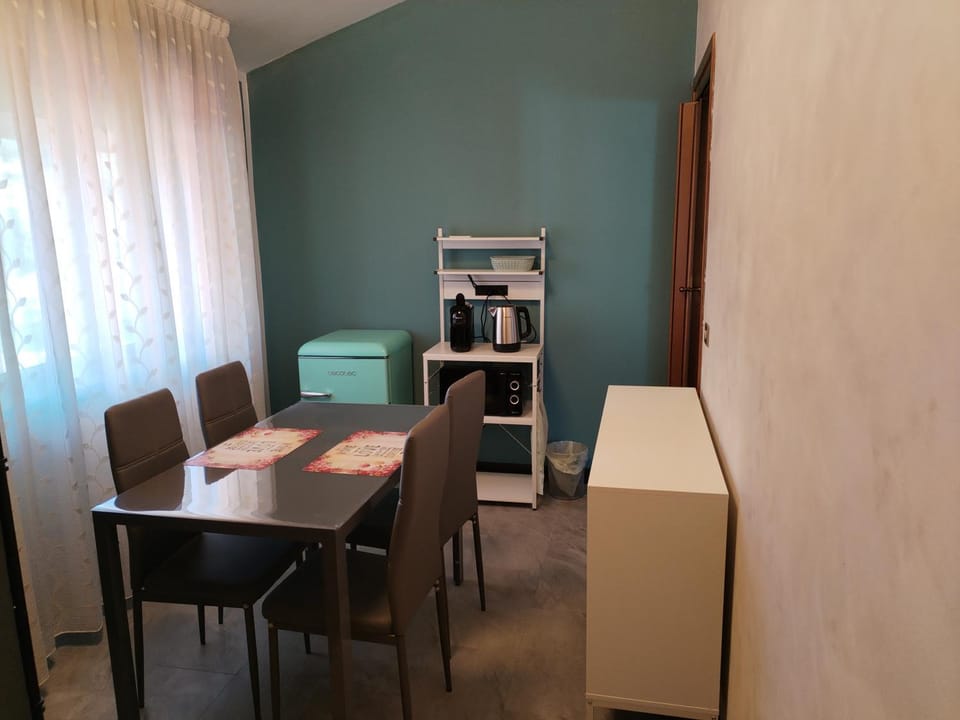 Dining area, minibar