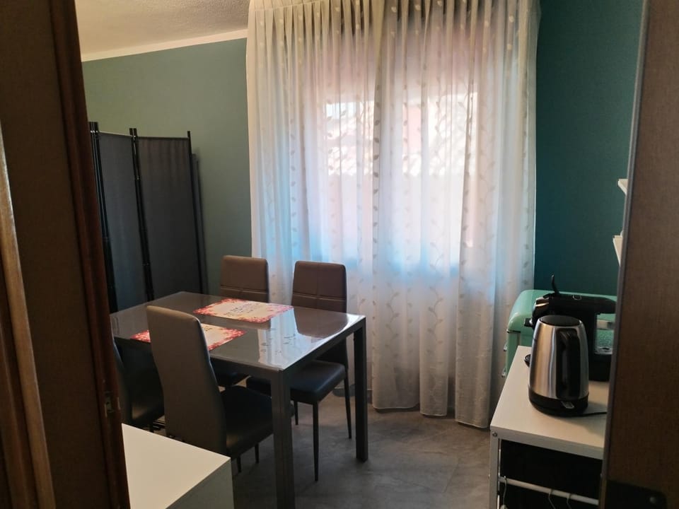 Coffee/tea facilities, Kitchen or kitchenette, Living room, Seating area, Dining area, oven