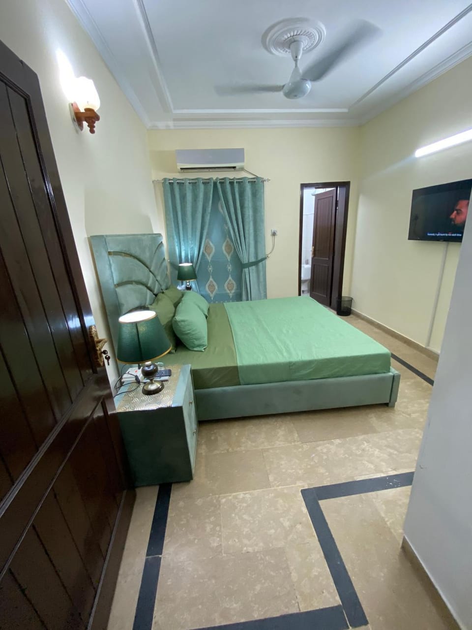 Bed, TV and multimedia, Photo of the whole room, Bedroom, air conditioner
