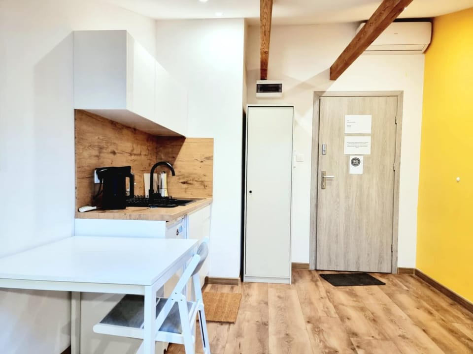 Kitchen or kitchenette, oven