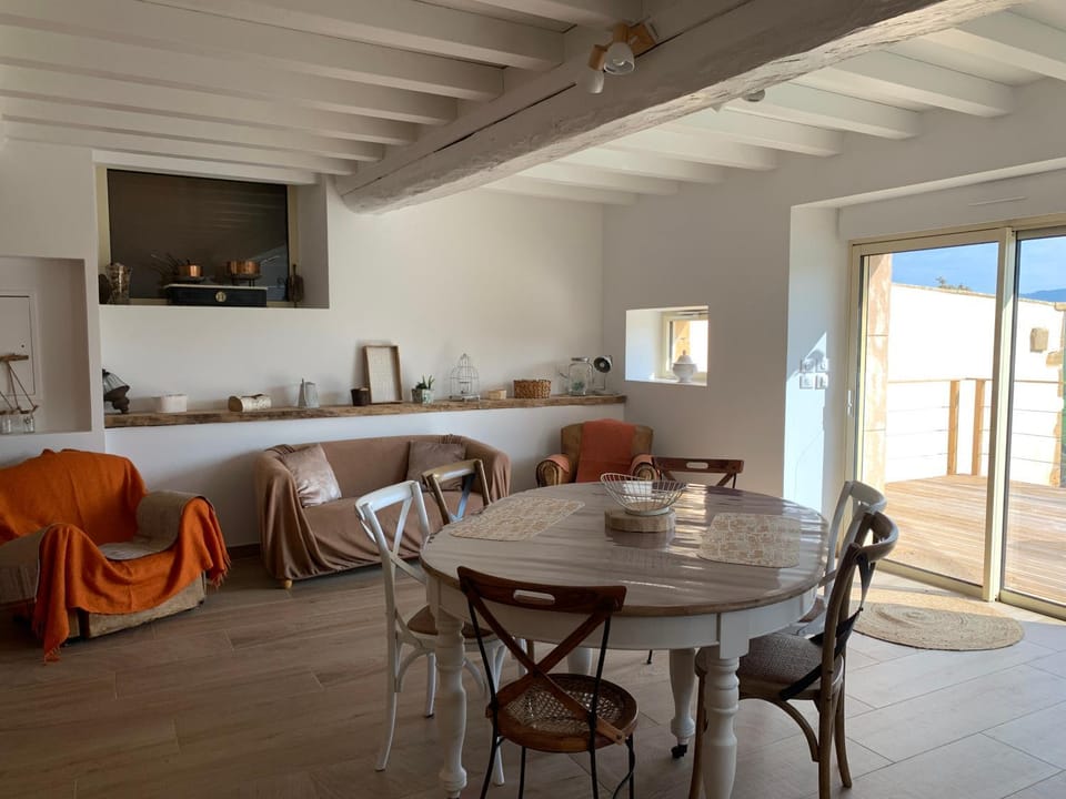 Seating area, Dining area