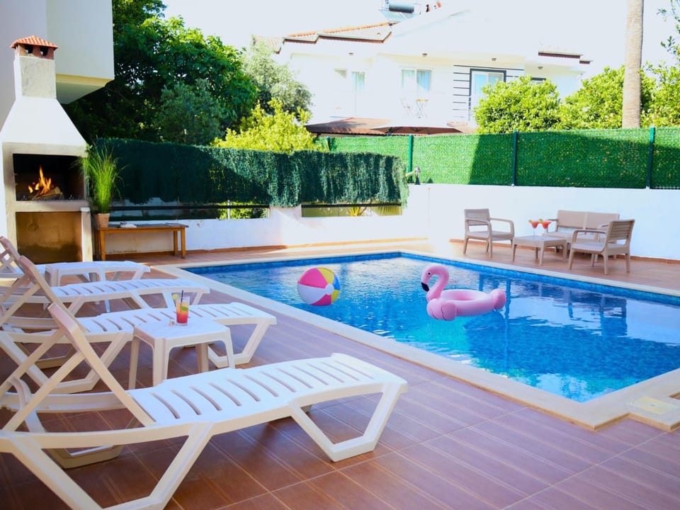 Pool view, Swimming pool, sunbed