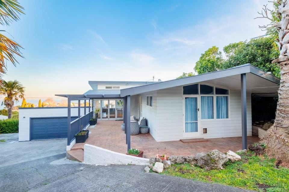Home with Stunning Sea Views House in Napier