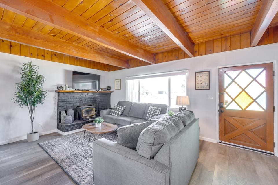 2 Mi to Trails: Modern Mountain Condo in Big Bear House in Big Bear