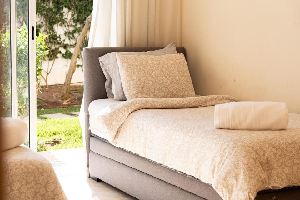 Bed, Living room, Photo of the whole room, Bedroom