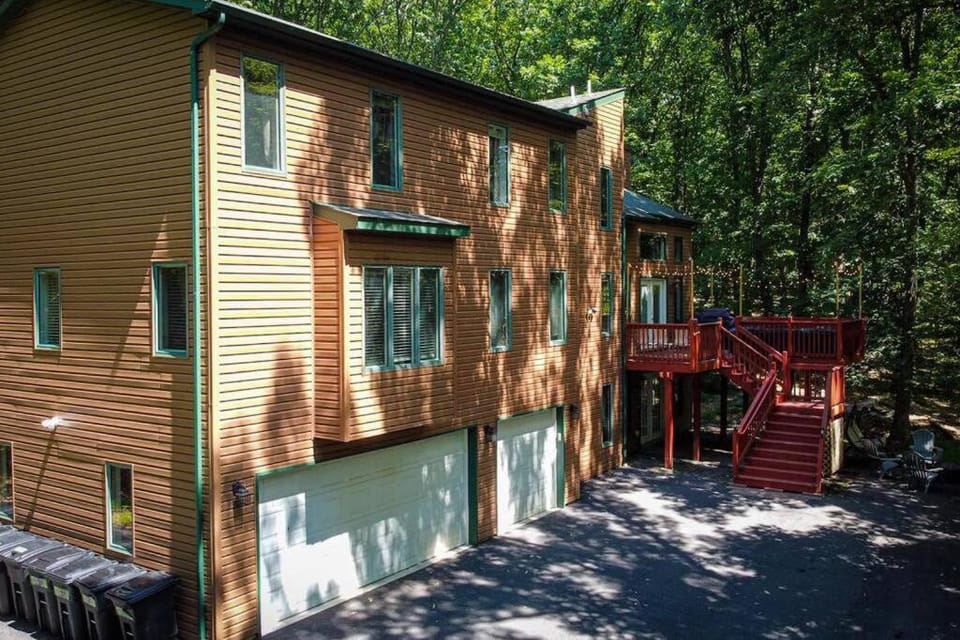 Twin Pines Retreat Hot Tub Theater Room Fire House in Stroud Township