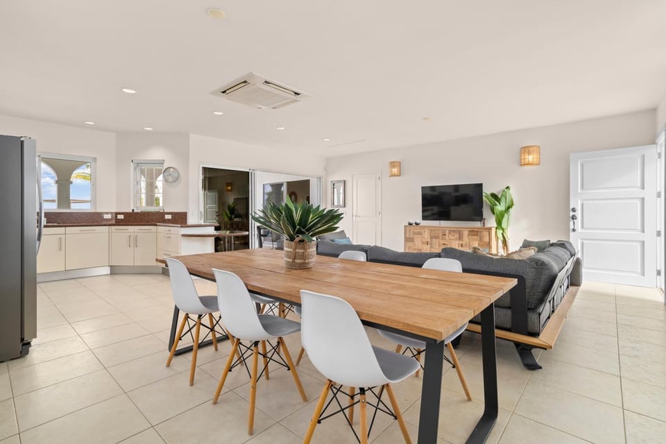 Kitchen or kitchenette, Living room, Seating area, Dining area