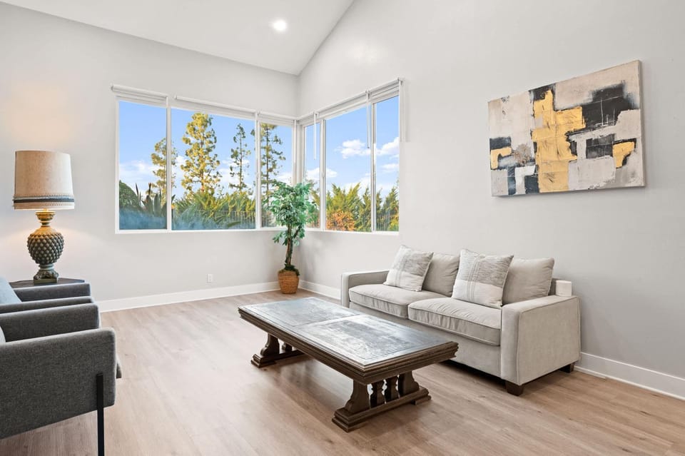 Luxury Hilltop Stay Pool Views Sleeps Many House in Hacienda Heights