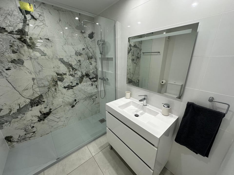 Shower, Bathroom, towels