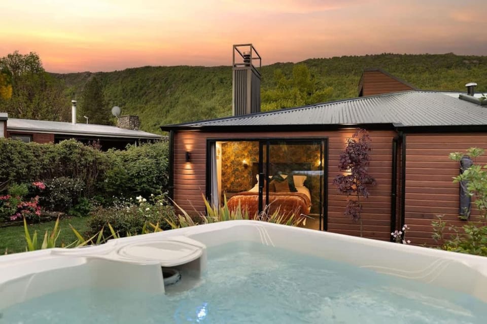 Property building, Natural landscape, Hot Tub, Mountain view