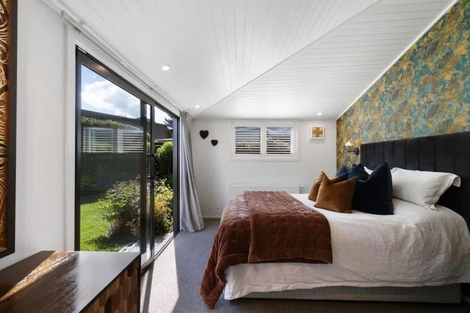 Photo of the whole room, Bedroom, Garden view