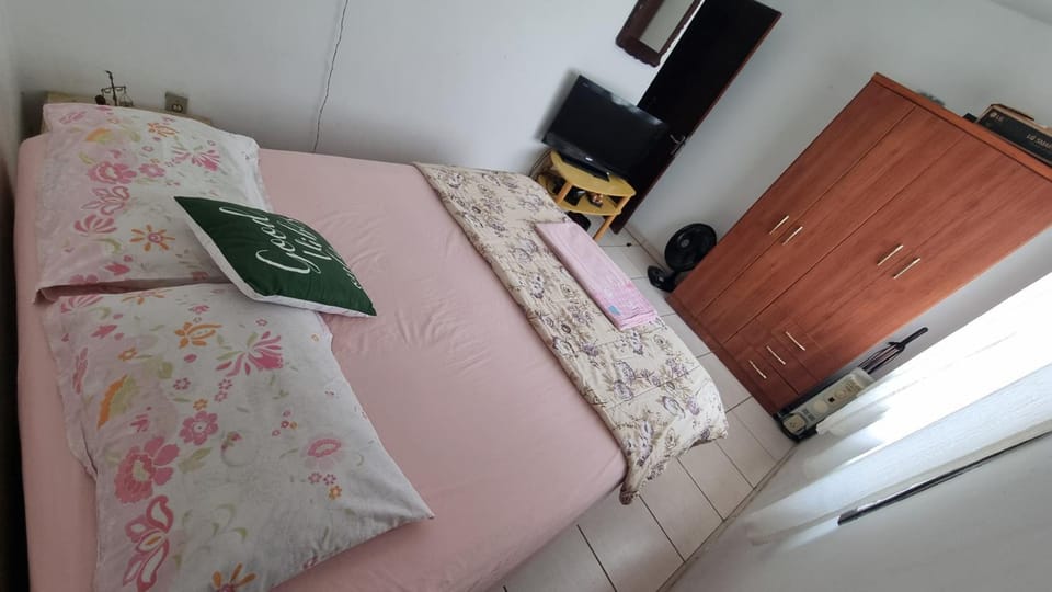 Bed, TV and multimedia, Photo of the whole room, Bedroom, wardrobe