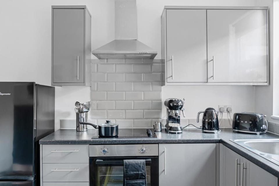 Coffee/tea facilities, Kitchen or kitchenette, stove, toaster