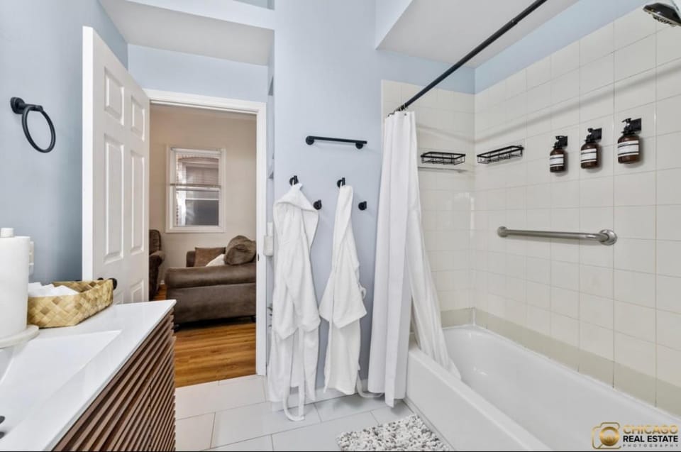 Spacious apartment in awesome Chicago with WiFi, AC Apartment in Chicago