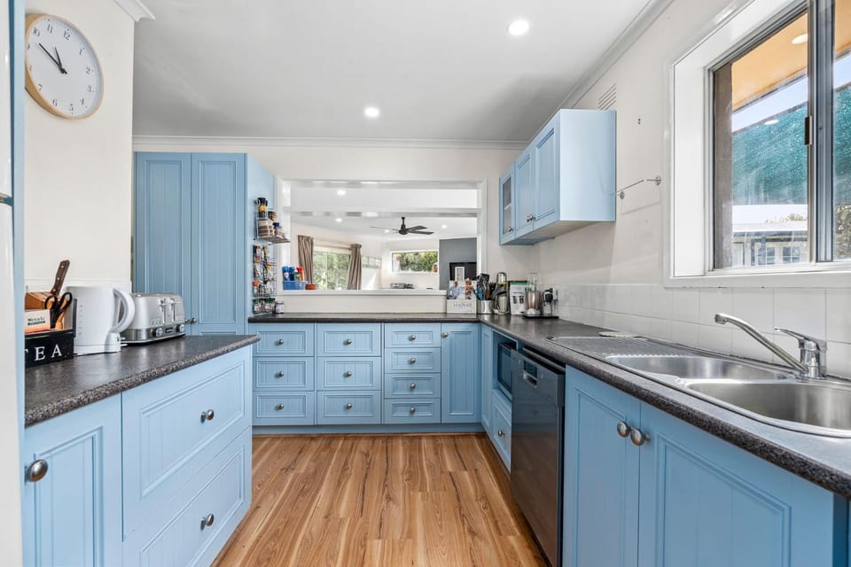Kitchen or kitchenette, dishwasher, stove