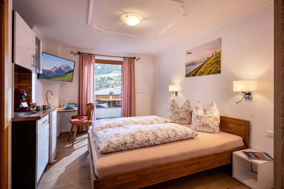 Photo of the whole room, Bedroom, Mountain view, kitchen