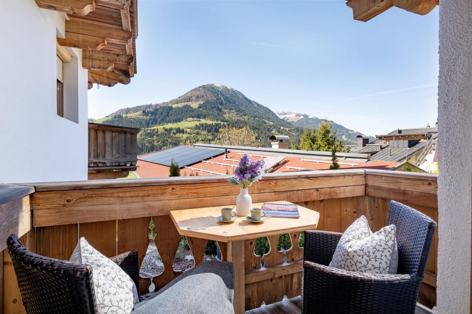 View (from property/room), Balcony/Terrace, City view, Garden view, Mountain view