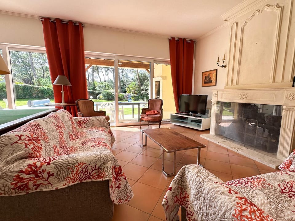 Villa moderne 8 pers à La Palmyre avec piscine & WIFI - FR-1-705-15 Villa in Les Mathes