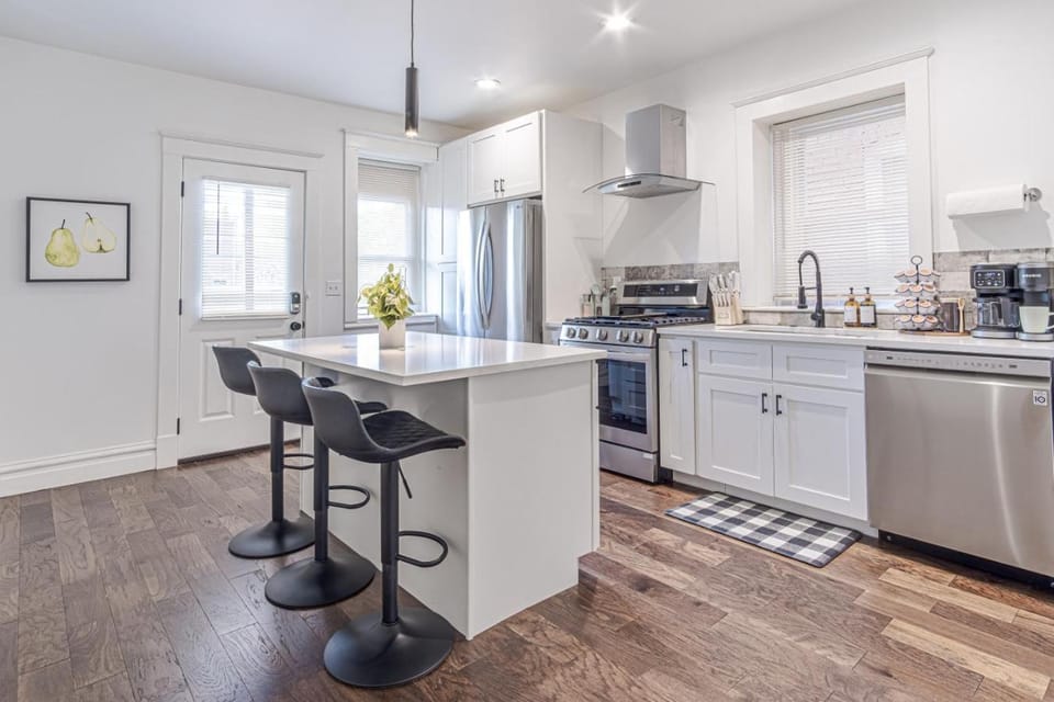 Ann Avenue Spacious 3BR Home with Games, Yard and Near Downtown House in Saint Louis