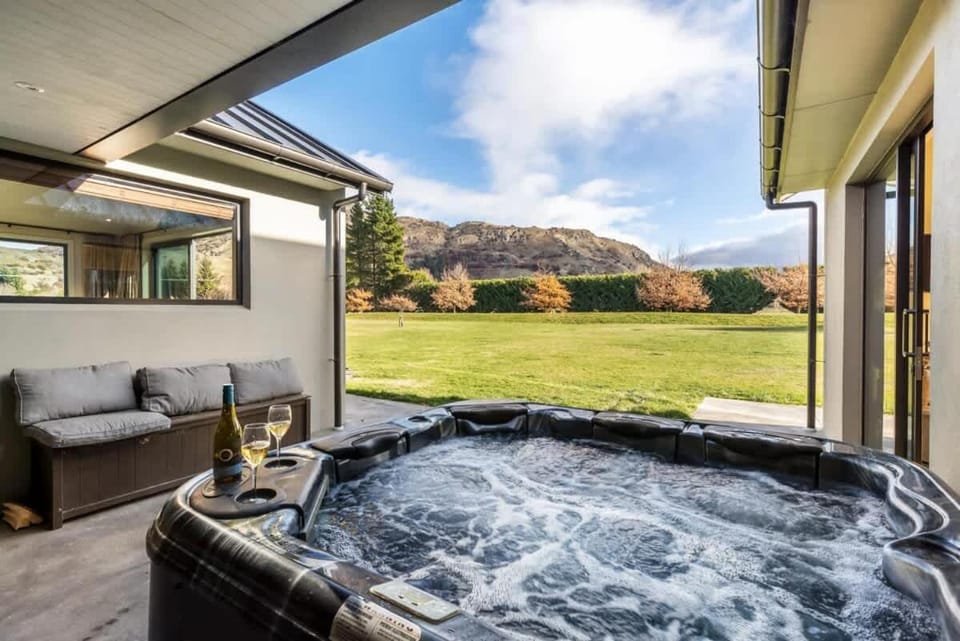 Patio, Natural landscape, Hot Tub, Seating area, Mountain view
