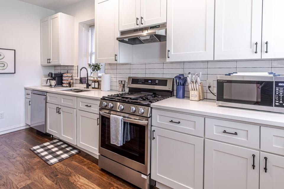 Ann Avenue Modern 3BR Home, Near Downtown with Free Parking House in Saint Louis