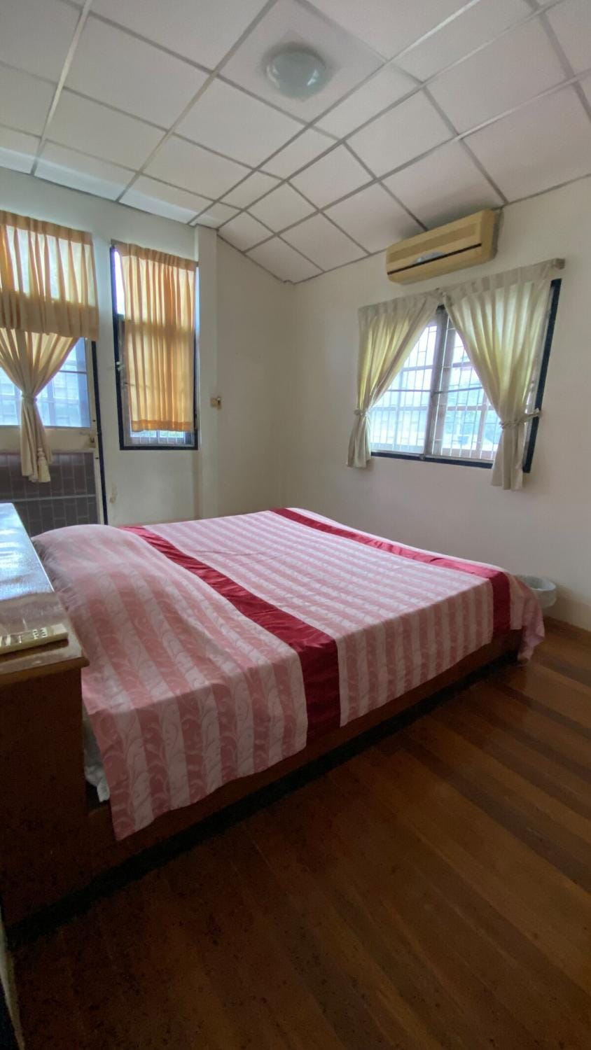 Bed, Photo of the whole room, Bedroom, air conditioner