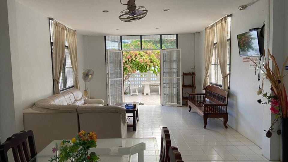 Communal lounge/ TV room, Garden, TV and multimedia, Living room, Seating area, Evening entertainment, Garden view