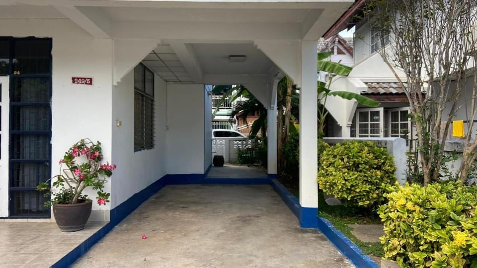 Property building, Day, Garden, Garden view, Parking