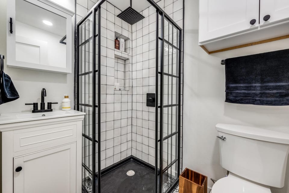 The Vanderbilt Mansion Apt 9 Near Downtown and TWU Apartment in Denton