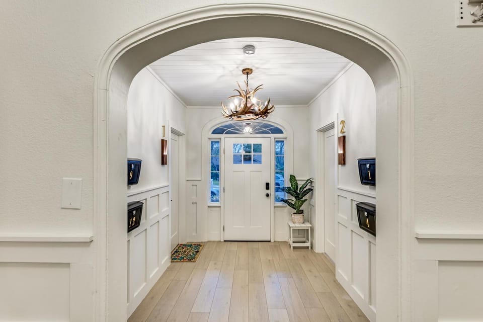 The Vanderbilt Mansion Apt 9 Near Downtown and TWU Apartment in Denton