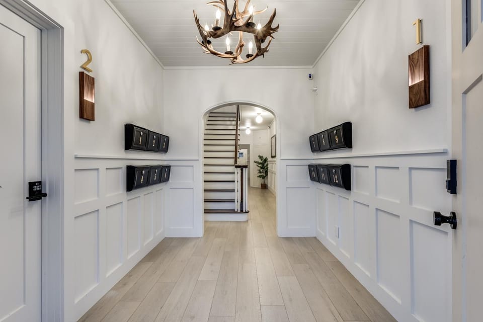The Vanderbilt Mansion Apt 9 Near Downtown and TWU Apartment in Denton