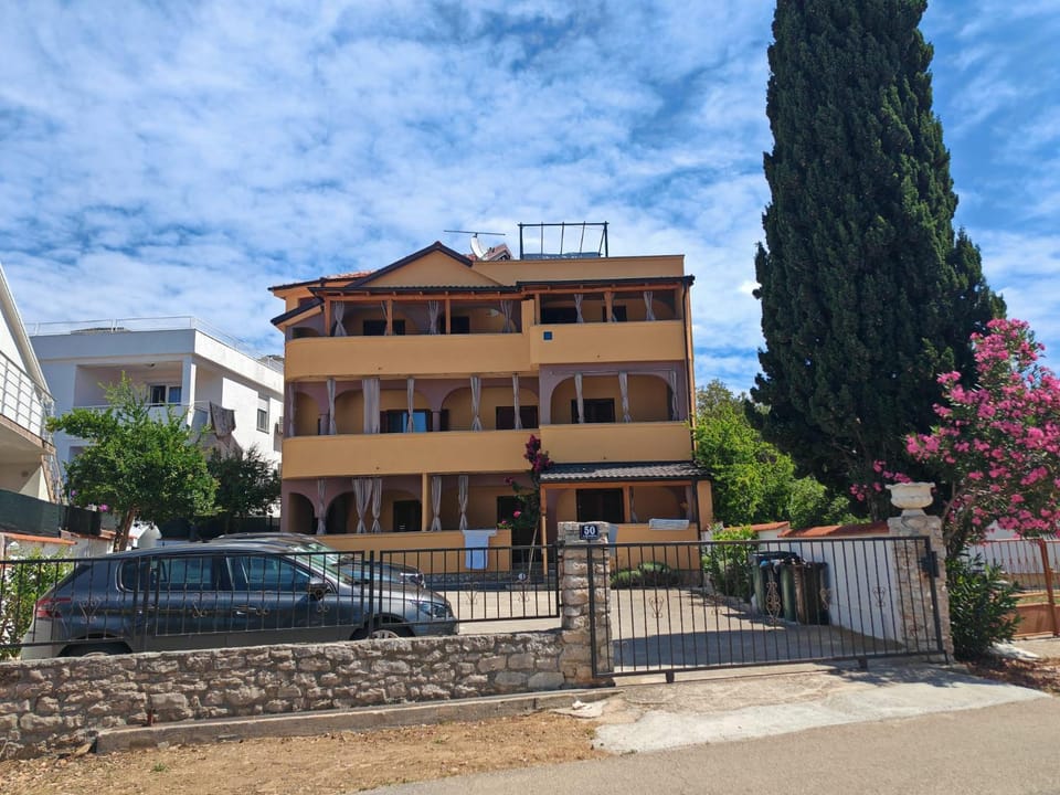 Neighbourhood, Street view, Parking