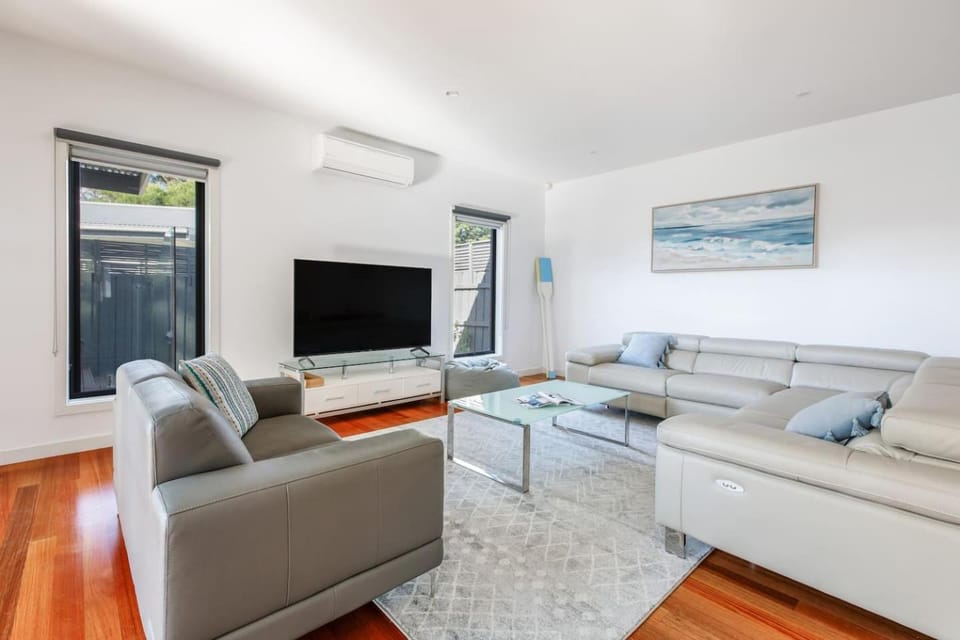TV and multimedia, Living room, Other, Seating area, air conditioner