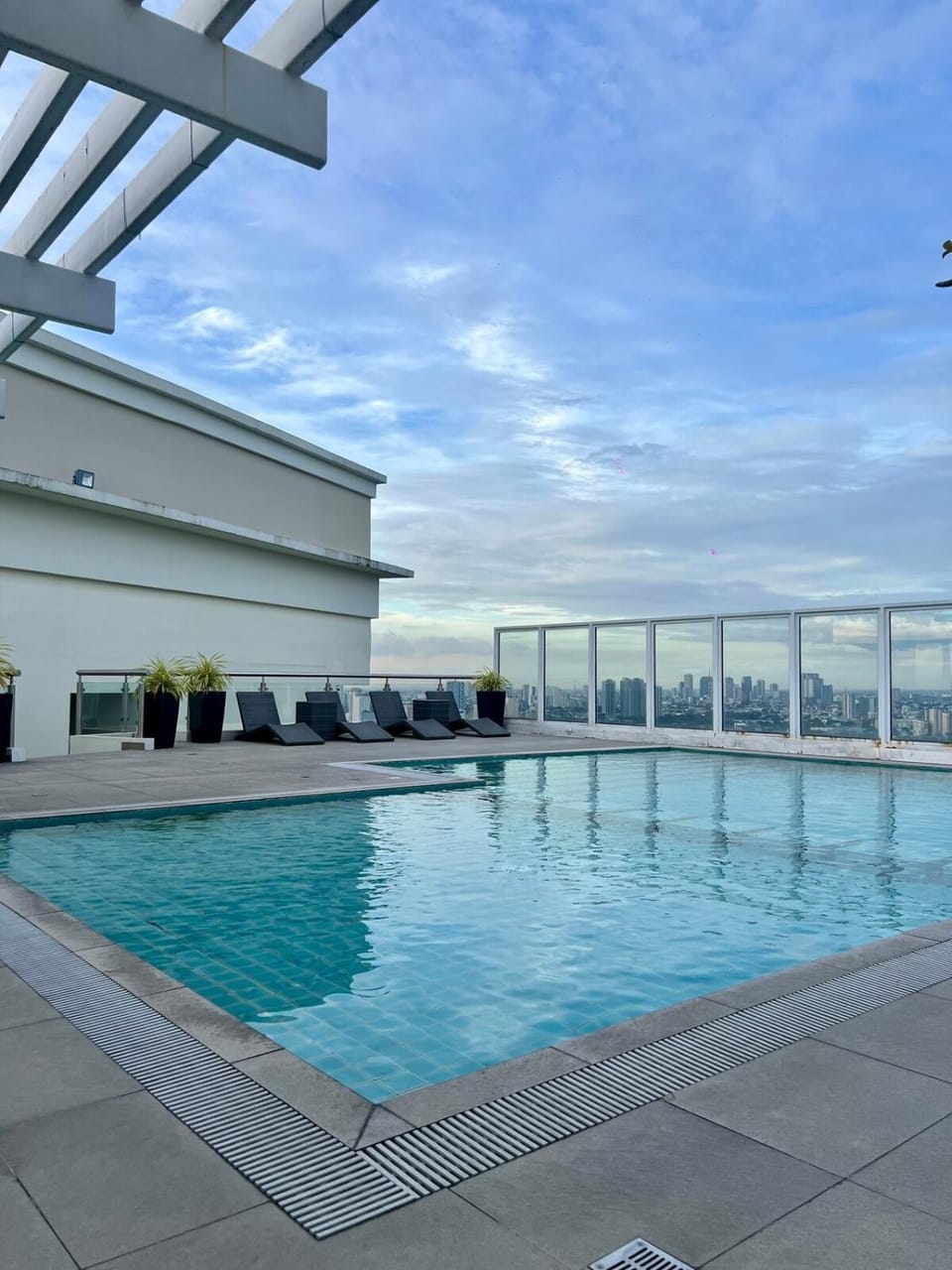 High and Cozy Apartment in Mandaluyong