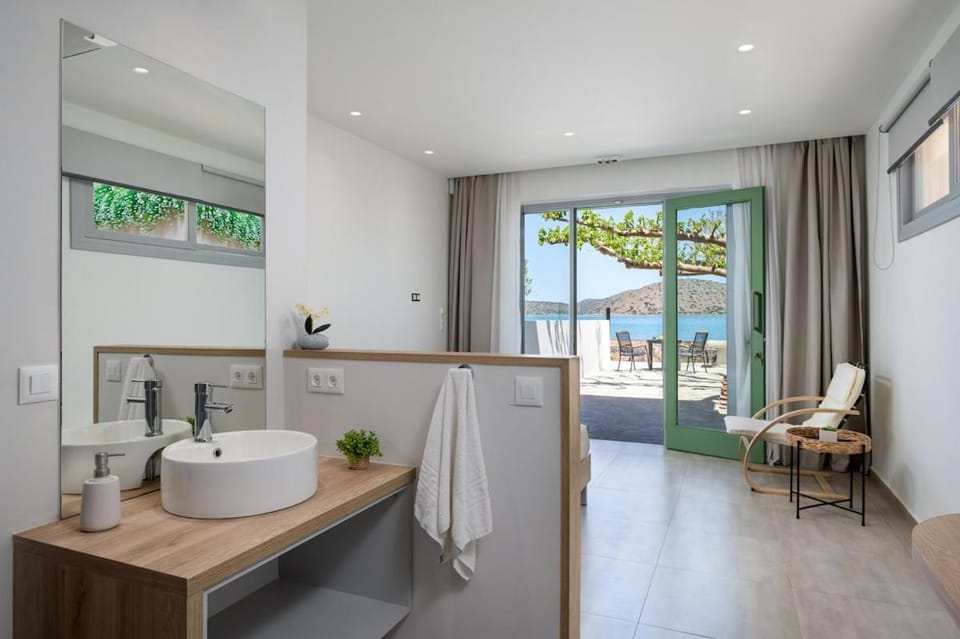Natural landscape, Kitchen or kitchenette, Lake view, Sea view, towels