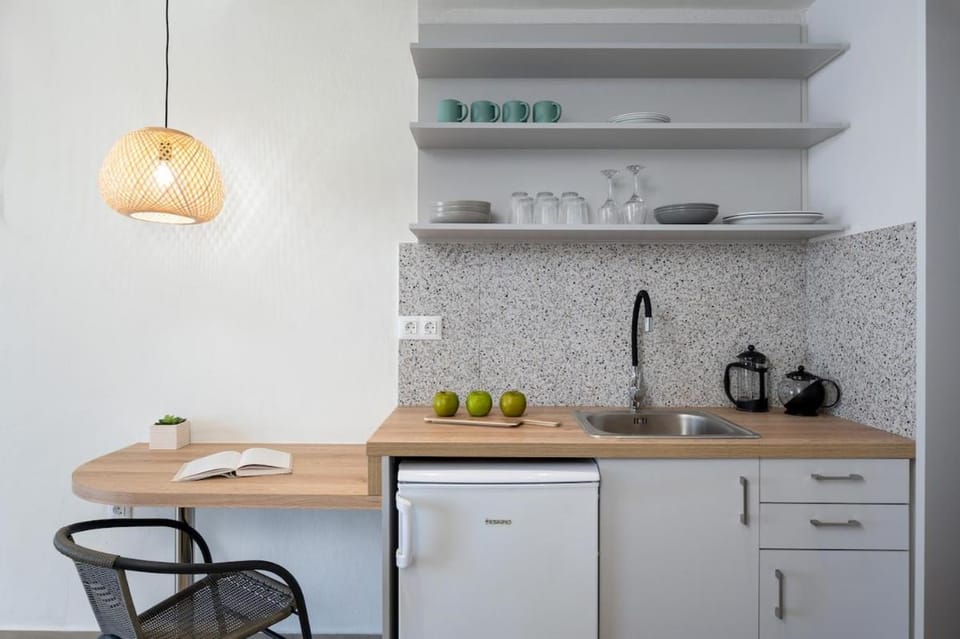 Kitchen or kitchenette, minibar