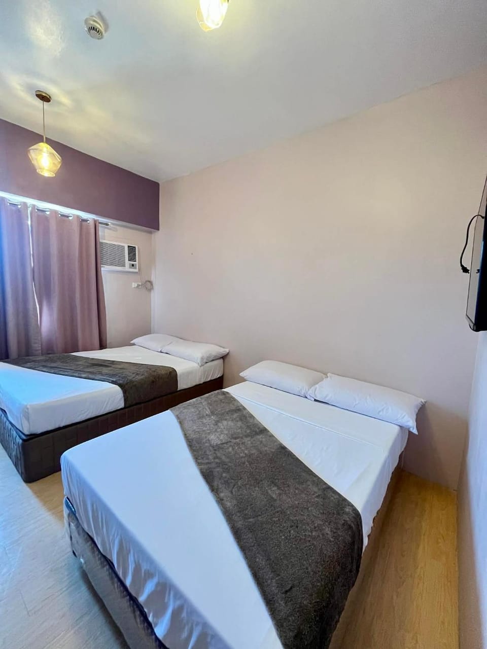 Deluxe Twin Bed at Sunvida Tower across SM CITY Apartment in Lapu-Lapu City
